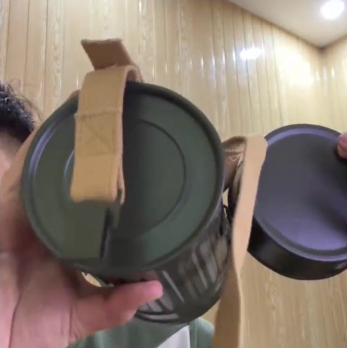 Eichenbaum1944's tweet photo. M30ガスマスクコンテナの35年型レプリカを開発中です。

工場からサンプルの動画が送られてきました。
初回生産は20個を予定しています。
予約ご希望の方はDMもしくはお問い合わせフォームよりご連絡下さい。

予価:9,500円(税込・送料別) https://t.co/eMy3mRkjMo