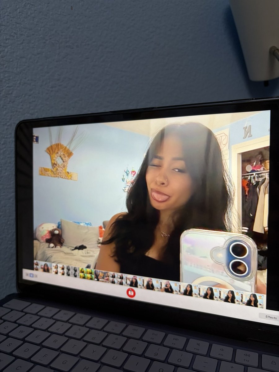 liljor04_'s tweet photo. i love my macbook dowwwnnn 😩😩😫 https://t.co/zmJm0TzAEK