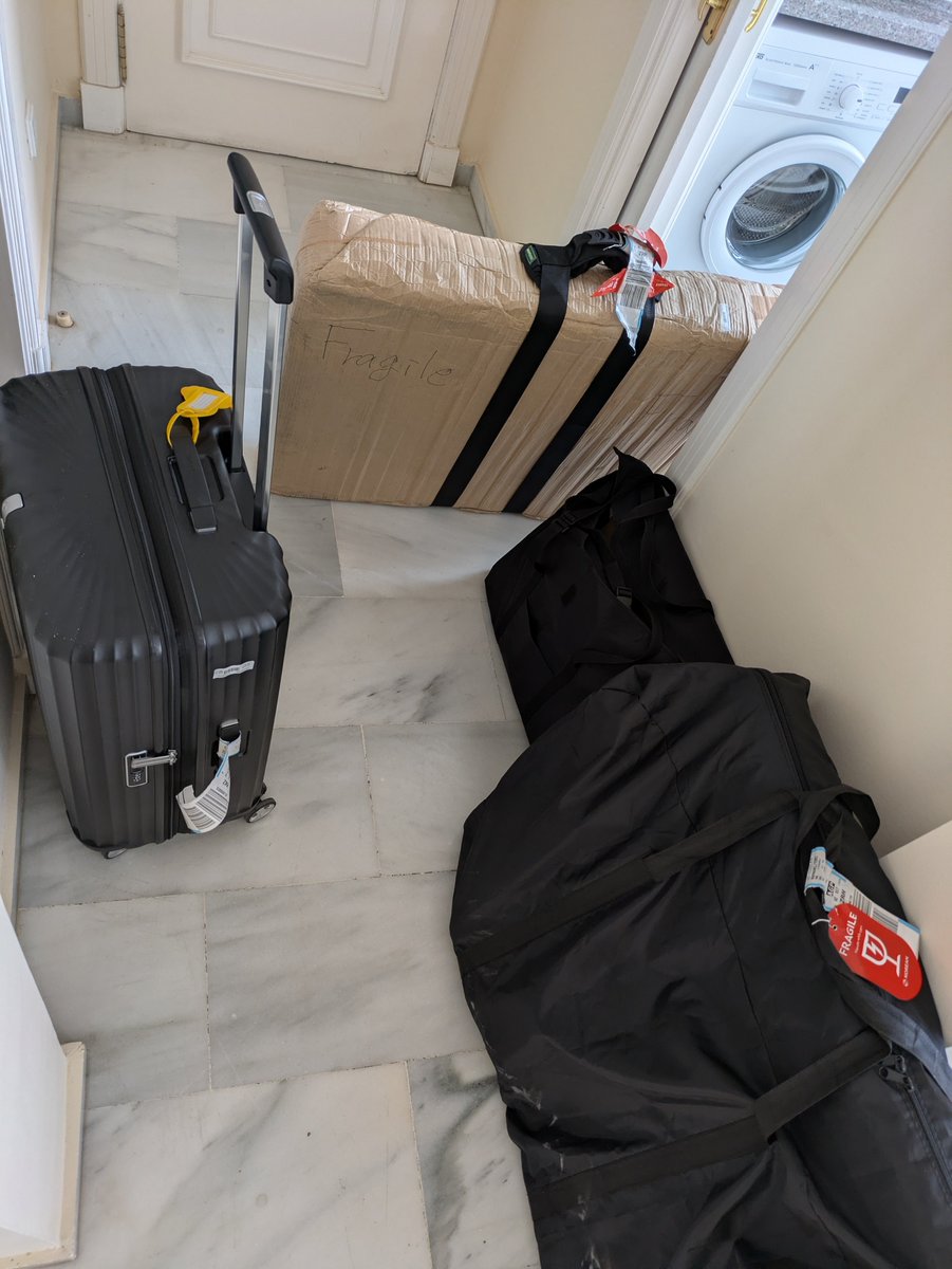 fuitsu_h's tweet photo. 各国の皆様のおかげでこれだけの荷物を無事スペインに運ぶことができました。皆様本当に親切だった😭私もいっぱい感謝を伝える！ https://t.co/IQRbI064vD