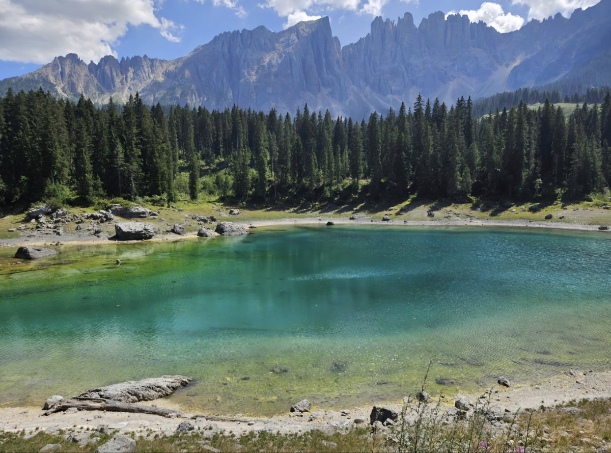 _Arimoon88's tweet photo. Mentre qui inizia di nuovo a salire la temperatura, mi inviano questa foto meravigliosa dal Trentino, sembra quasi di sentire più fresco solo a guardarla 😂  Una cartolina 💚 https://t.co/CzmmMm1I1N
