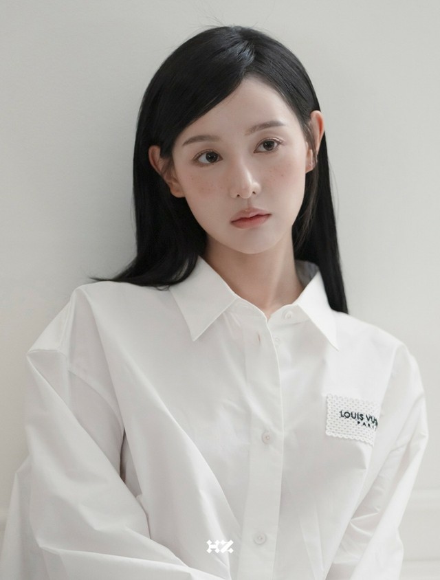 Kkorepo's tweet photo. 女優　＃キム・ジウォン、姫カット+レッドリップでレジェンド更新…魅惑的な近況を公開

🔗https://t.co/rcmk5MLTTE https://t.co/jdSP271sAp