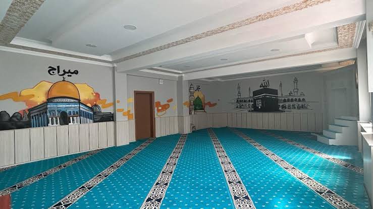DailyTurkst's tweet photo. İstanbul Valiliği, tüm okullara cuma namazı kılınacak kadar geniş mescitler inşa etme talimatı gönderdi. https://t.co/wV6WfNi5H6