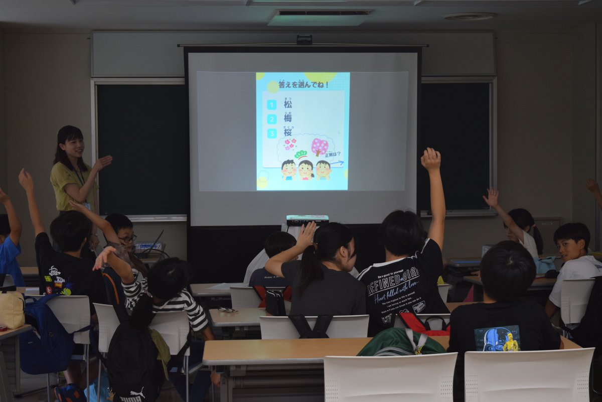 atami_library's tweet photo. 中央公民館寺子屋主催「図書館へ行こう！」が7/28（火）に図書館で開催されました。寺子屋では豆相人車鉄道に関する絵本の読み聞かせやクイズ、熱海の歴史に関する講義を行いました。寺子屋の最後には調べ学習を行い、自分の選んだテーマに関する資料を読んで、調べた内容をノートにまとめました。 https://t.co/iGfNtrNAvo