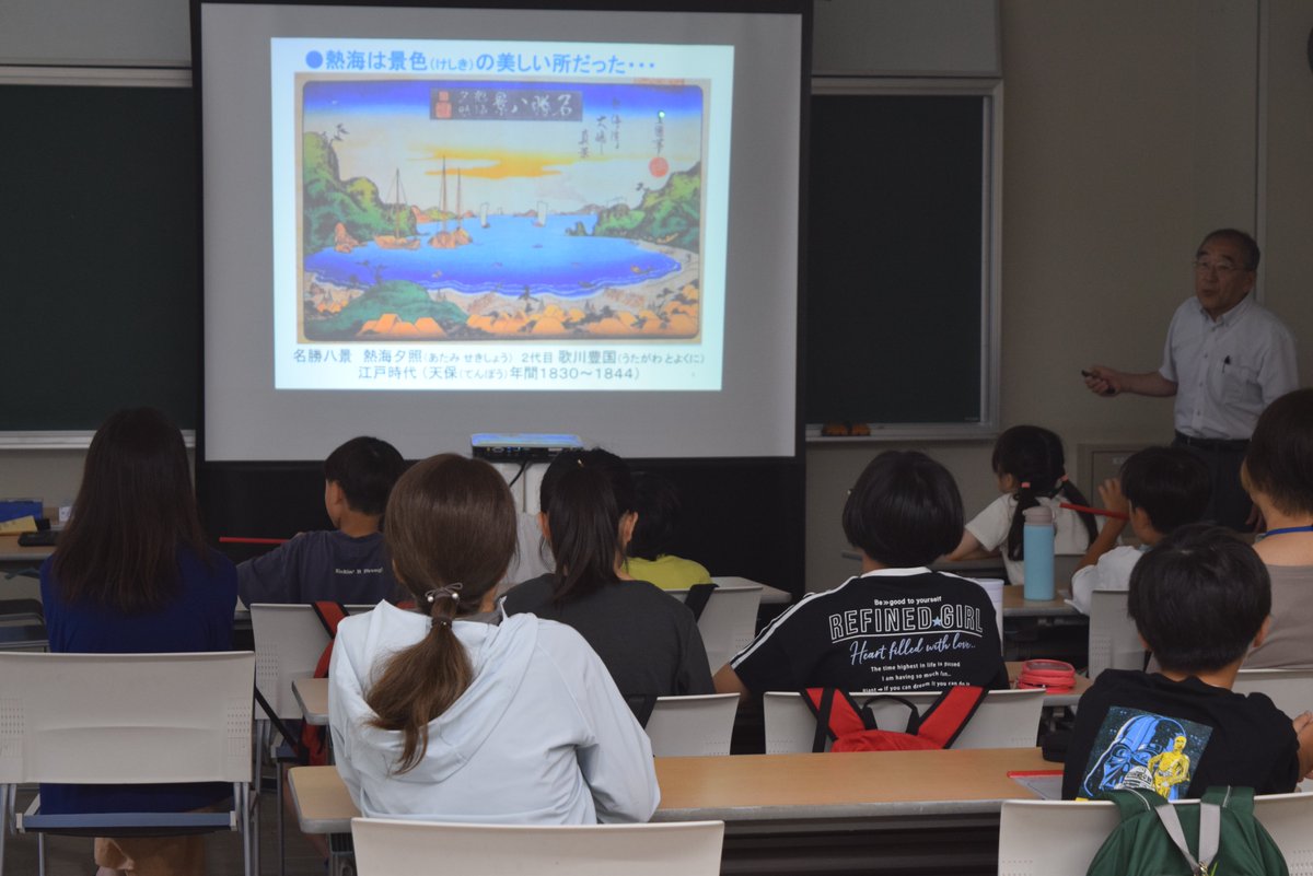 atami_library's tweet photo. 中央公民館寺子屋主催「図書館へ行こう！」が7/28（火）に図書館で開催されました。寺子屋では豆相人車鉄道に関する絵本の読み聞かせやクイズ、熱海の歴史に関する講義を行いました。寺子屋の最後には調べ学習を行い、自分の選んだテーマに関する資料を読んで、調べた内容をノートにまとめました。 https://t.co/iGfNtrNAvo