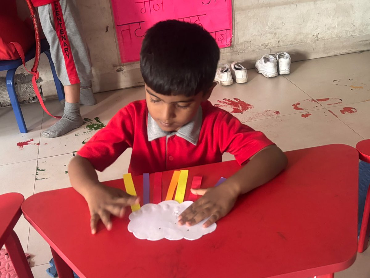 SBESCS_SCHOOL's tweet photo. “Every masterpiece begins with a small step! 📷 Our SRKG learners had a wonderful time creating colorful crafts while learning through play." https://t.co/dMAsEmIP60
