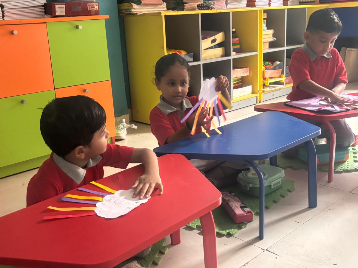 SBESCS_SCHOOL's tweet photo. “Every masterpiece begins with a small step! 📷 Our SRKG learners had a wonderful time creating colorful crafts while learning through play." https://t.co/dMAsEmIP60