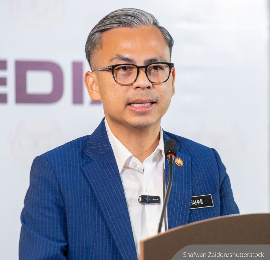 NewsBFM's tweet photo. The Cabinet has approved the declassification of the RCI report on Tabung Haji, with the findings to be made public and tabled at a special Dewan Rakyat sitting.

The report examines TH's management between 2014 and 2020, including the transfer of underperforming assets to a special purpose vehicle, government spokesman Fahmi Fadzil said.

🧵1