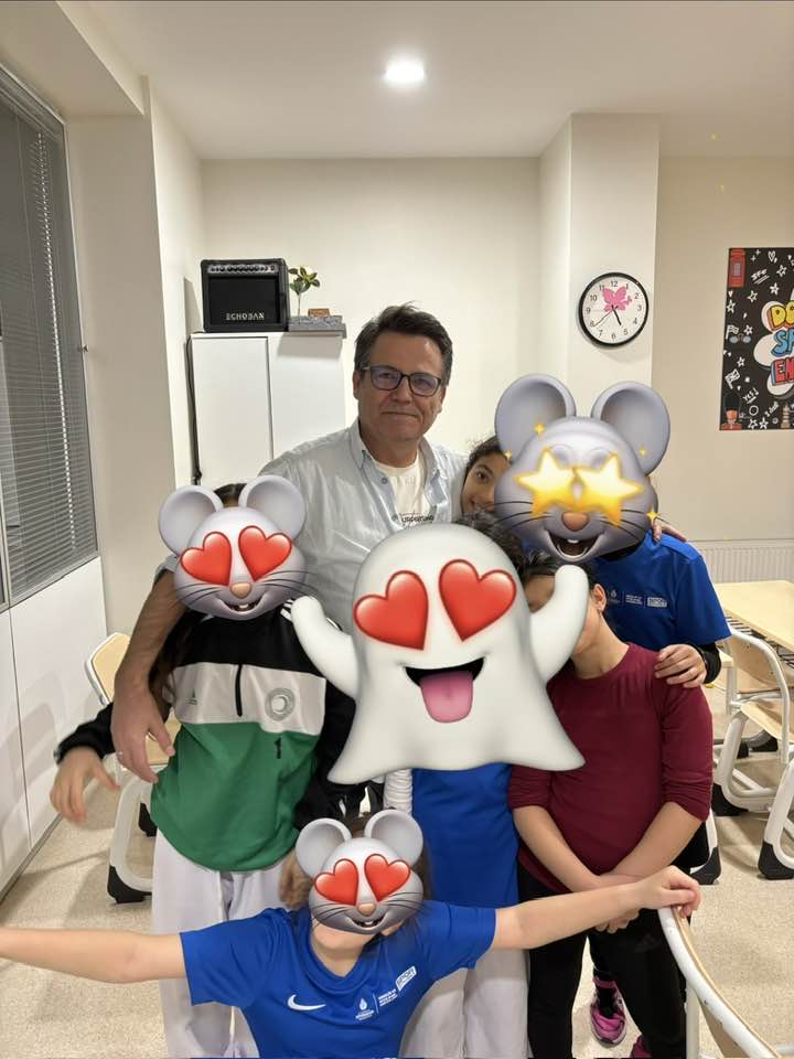 RmznYaman10's tweet photo. Yetimlerin kimine ayakkabı, kimine kıyafet, kimine kıyafet kartları ulaştırdık. Yoksul ailelerin annelerine kahvaltılık ulaştırdık. Dün de elden geleni yapmaya gayret ettik.
Arkadaşlar, dostlar; bütün bunları internet sitemin geliriyle yapıyorum. Siteme destek vermek isterseniz link aşağıdadır. Ayrıca üye olursanız ve sitedeki yazılarımı, kitaplarımı, şiirlerimi, makalelerimi okursanız maksadım hasıl olmuş olur. 
https://t.co/WIluOxH4K0