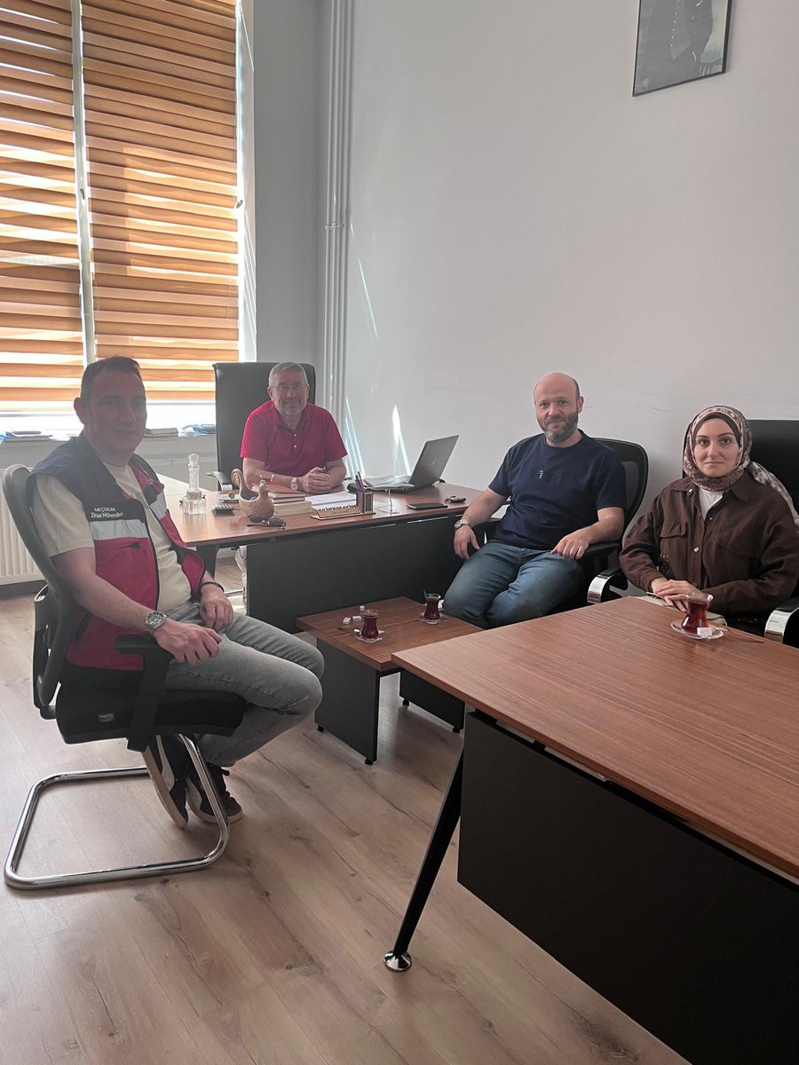 MustafaKurt2643's tweet photo. Kütahya İl Tarım ve Orman Müdürlüğü önceki dönem mesai arkadaşlarımızdan Źiraat Mühendisleri Arif Çokan; Emre Bey ve Ayşe Hanım ile ziyaret görüş mesi gerçekleştirdik. Ziyaretlerin den duyduğum memnuniyeti ifade etmek isterim.Çalışmalarinda muvaffakiyetler diliyorum. https://t.co/ex89NKYiz7