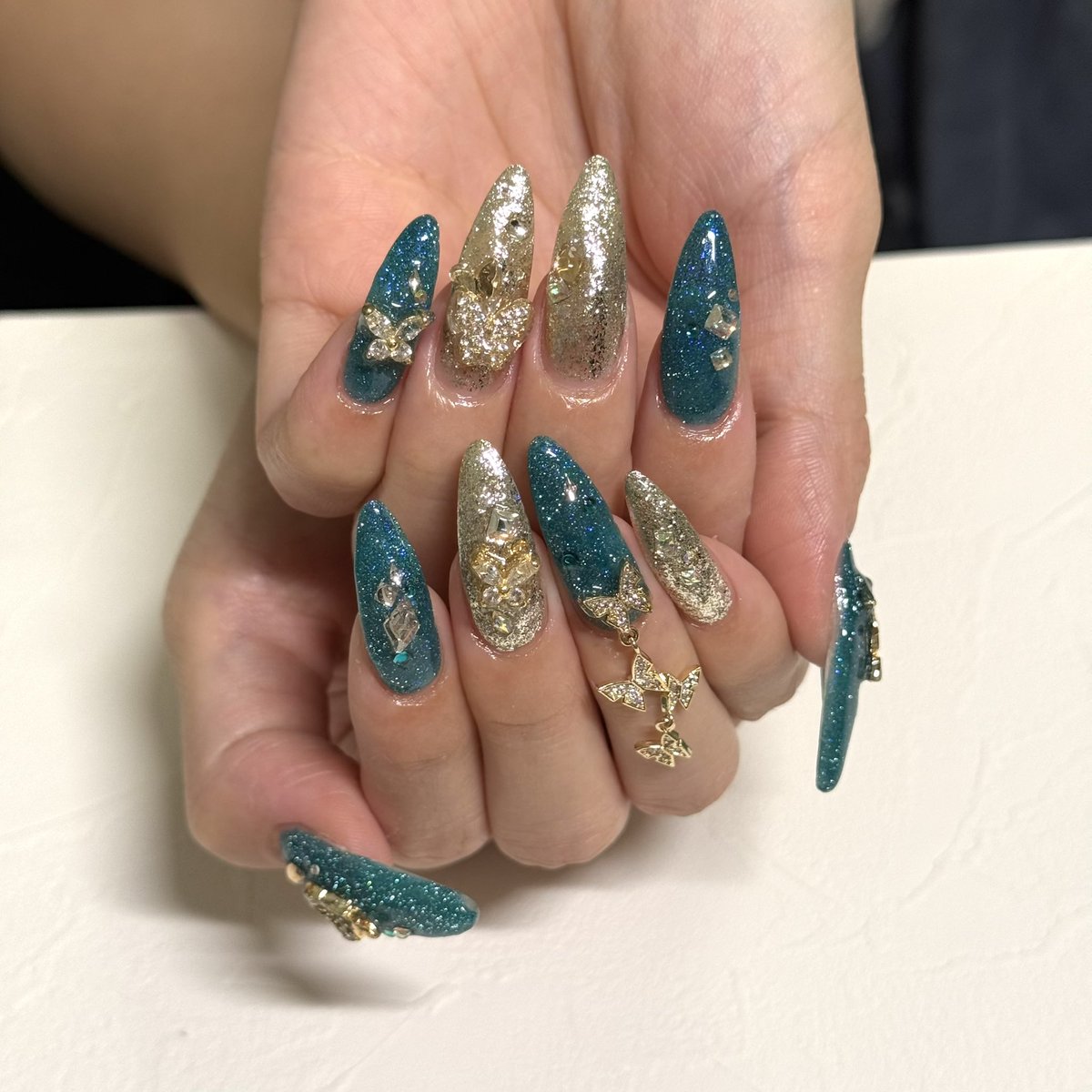 azureA9's tweet photo. にゅーねいる🦋 𓂃𓈒𓏸
ギラギラ楽しい蝶々12匹も飛んでるかわいい https://t.co/zFI2ucWZ39
