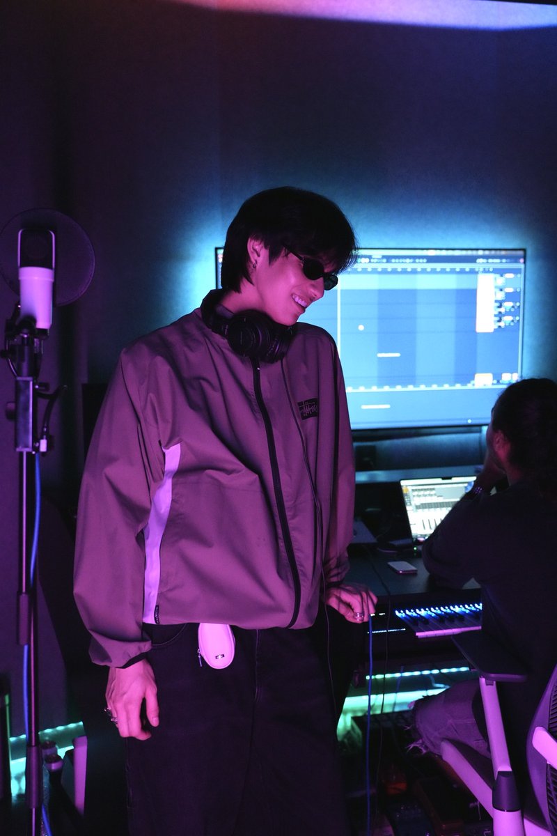 TripleclickTH's tweet photo. ลุคนี้ต้องซูม "ไบร์ท วชิรวิชญ์" เข้าสตูทำเพลงเตรียมปล่อยอัลบั้มเต็มปีหน้า เสิร์ฟลุคศิลปินสุดคูล พร้อมแว่นพับได้ดีไซน์ล้ำจาก Gentle Monster ในมู้ด Lost in Space

#bright #bbrightvc
#BrightVachirawit
#GENTLEMONSTER
 
เรียกเสียงฮือฮาได้แบบถล่มทลาย เมื่อซูเปอร์สตาร์สุดฮอต “ไบร์ท วชิรวิชญ์” ปล่อยภาพเบื้องหลังการเข้าสตูดิโอทำเพลงผ่านอินสตาแกรมส่วนตัว กับมู้ดสุดคูลที่ให้ความรู้สึกราวกับกำลังหลงอยู่ในโลกของเสียงดนตรีและแรงบันดาลใจ พร้อมแคปชั่น “Lost in this space” จนหลายคนพร้อมใจกันฟันธงว่า นี่คือสัญญาณบอกให้เตรียมตัวรอฟังอัลบั้มเต็มของหนุ่มไบร์ท 

และไม่ใช่แค่งานเพลงที่สร้างความตื่นเต้นให้กับแฟนคลับทั่วโลก ลุคเท่ของไบร์ทก็กลายเป็นทอล์กออฟเดอะทาวน์ ทำให้สายแฟแห่ซูมดูไอเท็มสุดคูลที่หนุ่มฮอตของเราเลือกหยิบมามิกซ์แอนด์แมตช์ได้อย่างลงตัวสุด ๆ โดยเฉพาะไฮไลต์เด่นสะดุดตา คือแว่นตาพับได้ดีไซน์สุดล้ำ Ivy 01 จาก Gentle Monster ที่มาพร้อมกับเคสเก็บแว่นดีไซน์พิเศษ ซึ่งงานนี้หนุ่มไบร์ทเลือกมาห้อยคอมพลีตลุคไว้เก๋ ๆ เพิ่มกิมมิกความสตรีตอย่างมีสไตล์ กลายเป็นรายละเอียดเล็ก ๆ ที่ยกระดับความคูลให้ลุคนี้ดูโดดเด่นและมีคาแรกเตอร์ จนแฟน ๆ พากันพูดถึงสนั่นโซเชียล

ต้องบอกว่าช่วงนี้เทรนด์แว่นพับ Foldable Eyewear มาแรงของจริง ยิ่งเห็นลุคหล่อเท่ของไบร์ทกับแว่นพับ Ivy 01 จาก Gentle Monster ก็ยิ่งตอกย้ำว่าแว่นพับพร้อมเคสดีไซน์เก๋ คือไอเท็มที่หนุ่ม ๆ ไม่ควรพลาด อยากเท่แบบไบร์ท ตามไปเลือกแว่นพับสุดคูลกันเลยที่ @Gentle Monster ส่วนใครที่กำลังรอฟังผลงานเพลงใหม่ อดใจอีกนิด อีกไม่นานได้พบกับอัลบั้มเต็มของไบร์ทแน่นอน