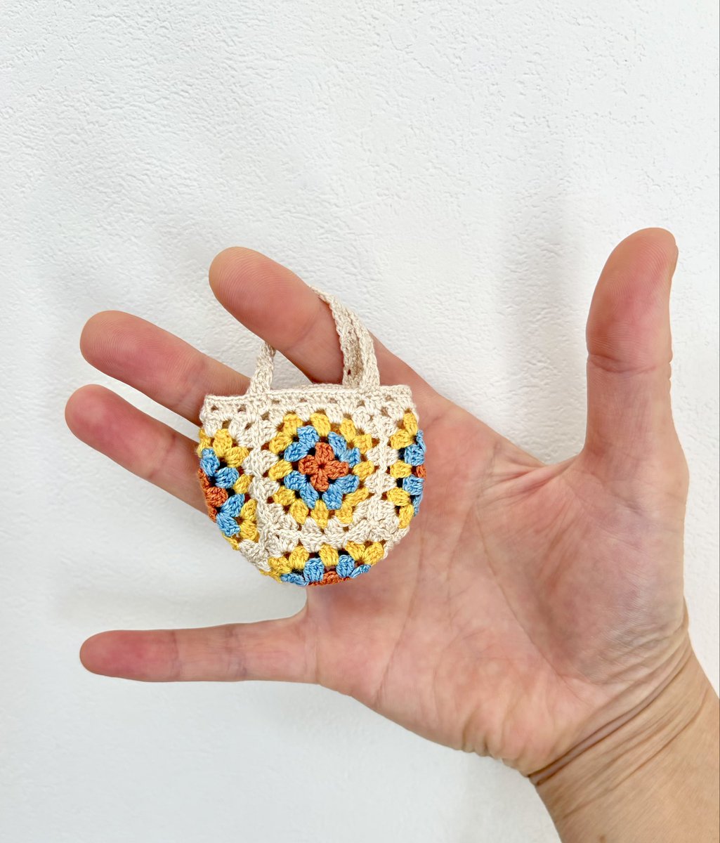 Nyqueen2's tweet photo. 今日のミニチュアバッグ
この色もイイ😊
#グラニースクエア　#ハンドメイド　#ミニチュア #crochet #handmade #miniature https://t.co/2zDKVL1aKY