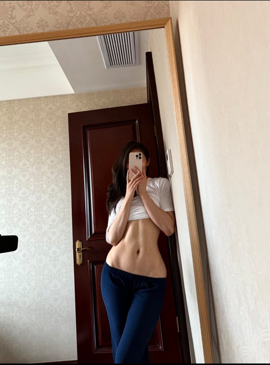 LP001001001's tweet photo. 有人私信一直给��发这种图片，是想钓鱼还是什么意思？

你们说我要不要把她给拉黑了… https://t.co/vPTcpRLKDU