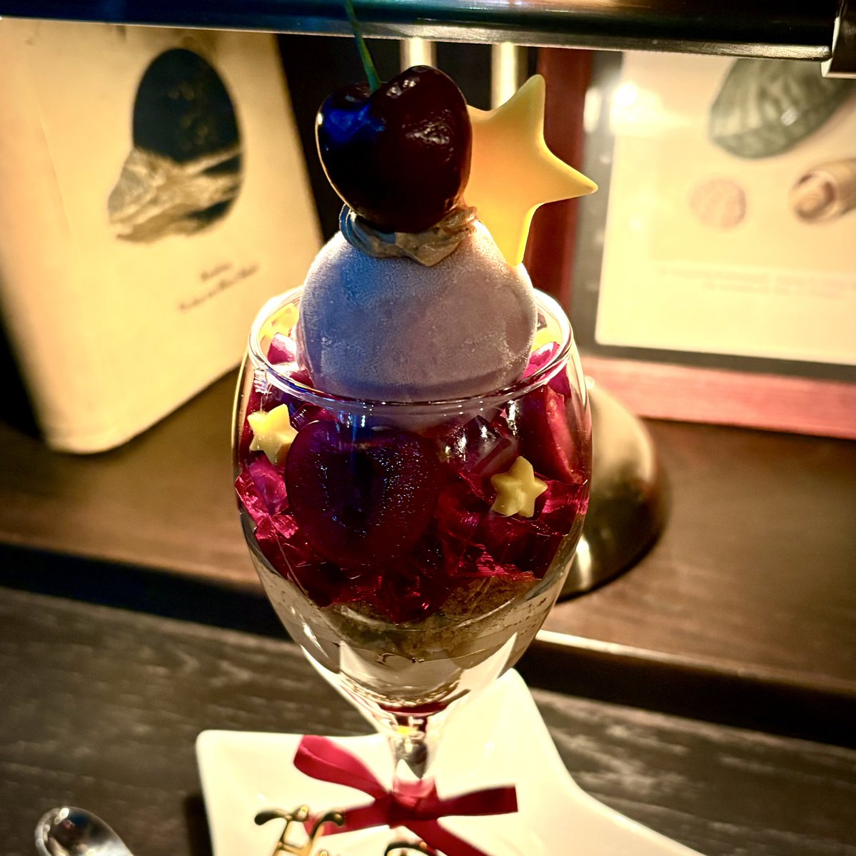 Andart_gallery's tweet photo. 7月の季節限定メニューは今週、31日でお仕舞いです。

甘酸っぱいチェリーとスモーキーコーヒーのパルフェと、フルーツサラダのトーストを最後までお楽しみいただけますと幸いです🍒 https://t.co/NeCsOj8dPB
