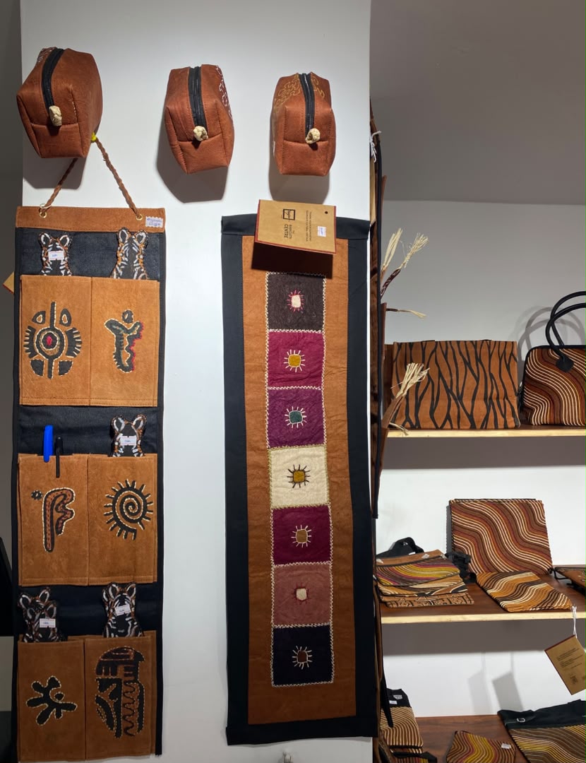 KhanDuncan1's tweet photo. I recently discovered that @Xensonartspace makes very cool products out of it

I Just saw some of them at their #BarkClothCenterLaunch
#XenonArtSpace https://t.co/Qu5bsq7dEB