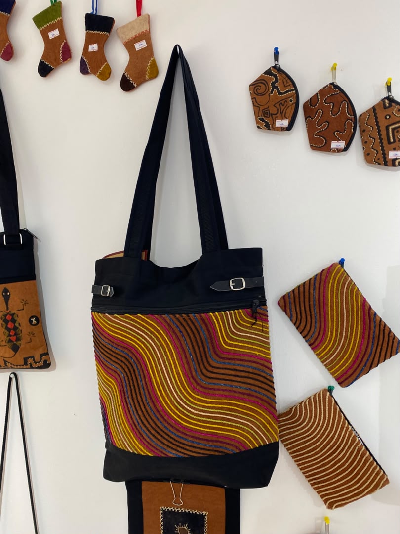 KhanDuncan1's tweet photo. I recently discovered that @Xensonartspace makes very cool products out of it

I Just saw some of them at their #BarkClothCenterLaunch
#XenonArtSpace https://t.co/Qu5bsq7dEB