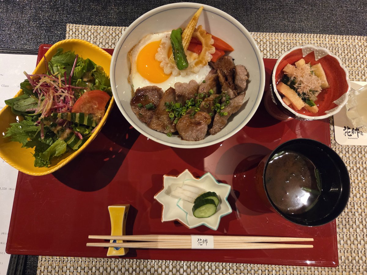 princeryoko's tweet photo. 4年ぶりに花郷さんへ
グンちゃんのサイン5個に増えてました。
ステーキ丼😋🍴💕
お誕生日ありがとう😆💕✨
#チャン・グンソク
#足跡巡り
#花郷ステーキ丼 https://t.co/0wKTMkbywN