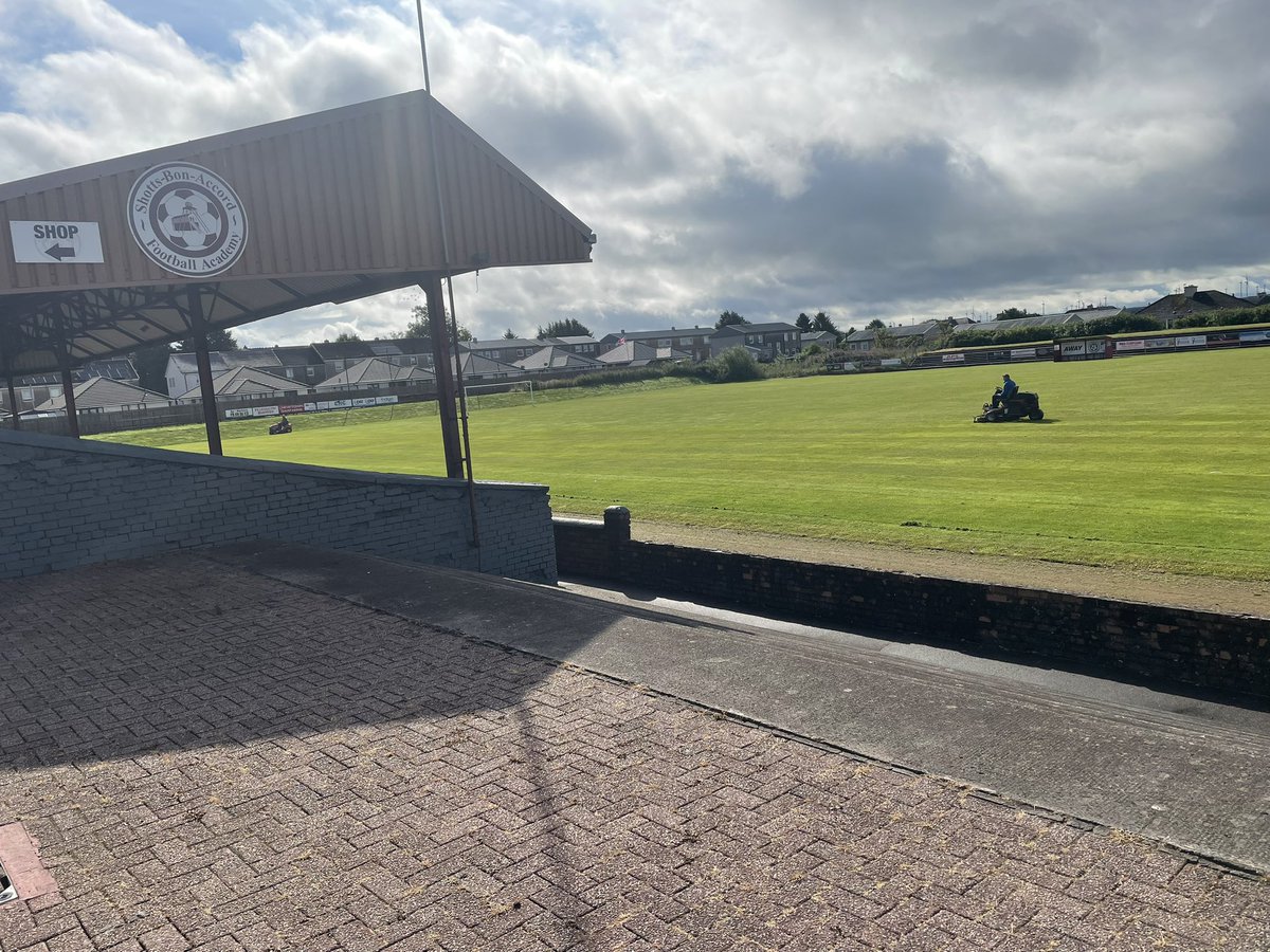 jmsfrr1's tweet photo. The men at work on Matchday getting the pitch prepared https://t.co/ZIKg1NyXth