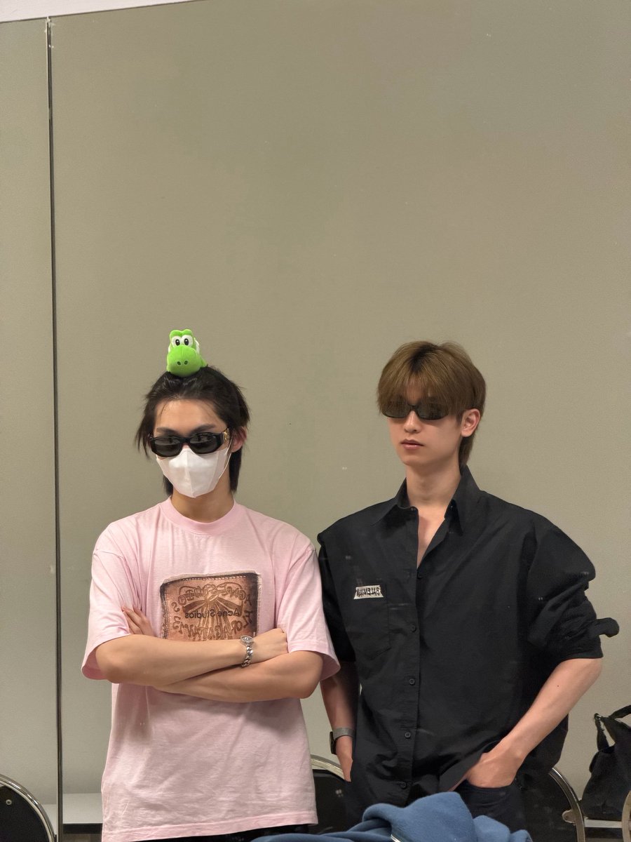 nakanisnakan's tweet photo. : พี่โทใส่แว่นดำทำไม
: 😬
: ใส่ด้วยก็ได้

#ThomasKong https://t.co/1IJgaS5lPF