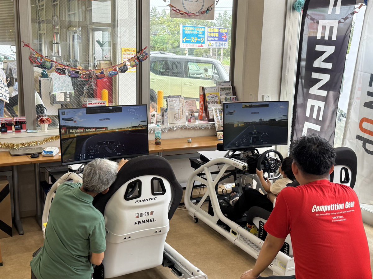 teaml_official's tweet photo. 【eモータースポーツの体験ブースを運営】
株式会社オートメカ・エフケイ様の感謝祭に参加させていただき、チームエルとしては初の試みで、Eモータースポーツブースを出展させていただきました！

2台の筐体を室内の一画に設置をさせていただき、本物さながらのシミュレーター体験ブースを運営しました。

感謝祭にご来場されたお子さまや保護者の皆さまに実際にモータースポーツを体験していただきました🚗✨

初めてシュミレーターに乗るお子さまのワクワクした表情や、それを見守るご家族の笑顔がとても印象的でした。
この機会を通じて、車を少しでも好きになってもらえたらありがたいという気持ちで実施をいたしました！

若者の車離れが深刻な今、少しでも車って面白いかも？と思っていただけるような活動を今後も続けていきたいと思います！