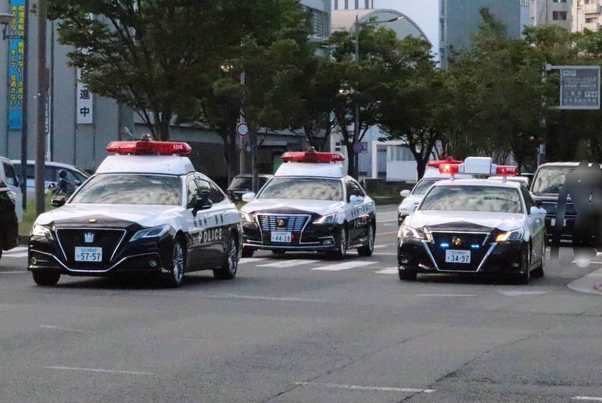 3u9Qk5CXw1jBaWC's tweet photo. 令和８年熊本地震直後
機動警察隊もすぐに動きが

警ら、交パは一人乗車で
次々と隊本部をあとに
時間的にガソリン給油をされ
たものと思われ、一時は車庫棟
機警隊車両スペースからパトカー
がほとんど居なくなり

特機班は白バイ2台やハイエース
を準備、拭きあげしたり
出動指令に備えていました。 https://t.co/NVpAmN82f1