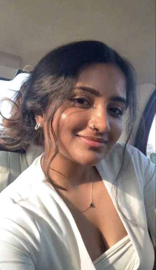 Masculinityyy's tweet photo. Kartheeka (KarTHICKa) 🥵 https://t.co/wFUticNMKZ