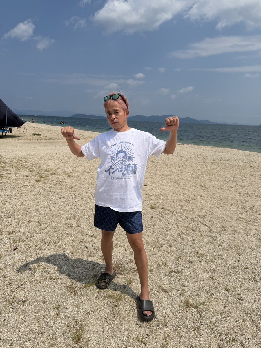 keibalab's tweet photo. 【元祖・インは近道】
こちらは本日の岩田康誠騎手。息子の岩田望来騎手が3日前、関屋記念でイン突きして勝利。

なおこちらの素敵な浜辺はハワイでも沖縄でもなく琵琶湖です。おろしたてのTシャツを着て華麗なポーズ。
#岩田康誠 #インは近道 #琵琶湖
https://t.co/VZxt0pXwzE https://t.co/A9f41S6CJ7