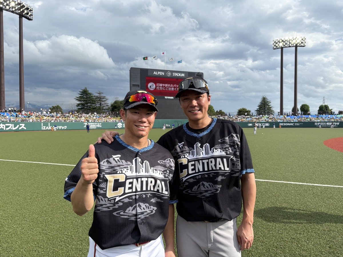 Carpofficial_pr's tweet photo. 🌟マイナビオールスターゲーム2026🌟

球宴でしか見られない、特別な2ショット📸✨
坂本勇人選手 × 坂倉将吾選手！

#carp #広島東洋カープ #マイナビオールスターゲーム https://t.co/jahnDUcw2b