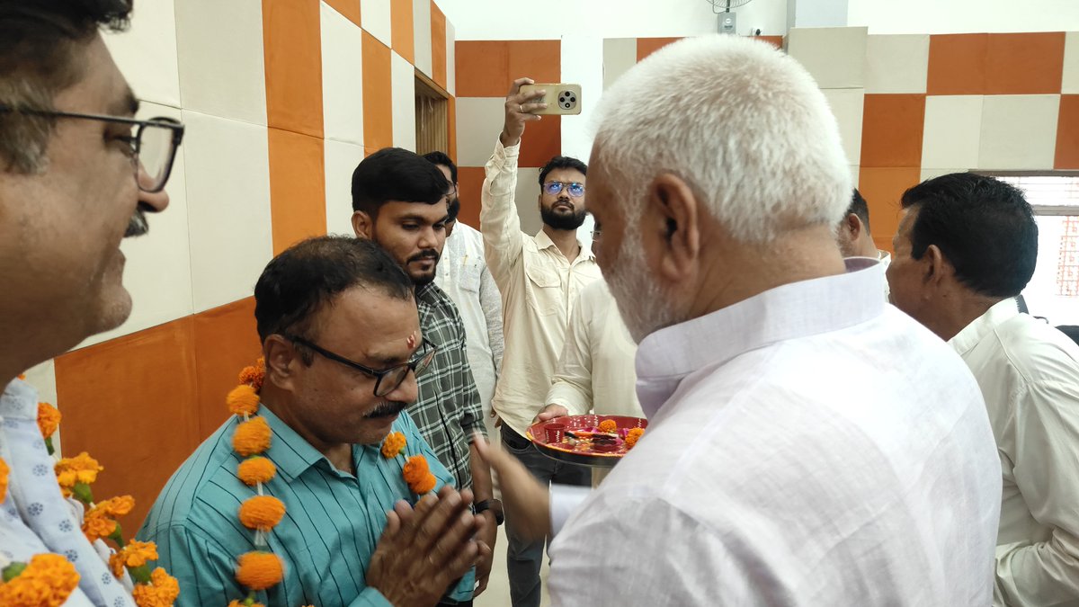yashnagar01's tweet photo. गुरु पूर्णिमा पर संदीपनी विद्यालय में गुरुजनों का सम्मान किया विधायक मोहन शर्मा https://t.co/pRSOfAXlU3