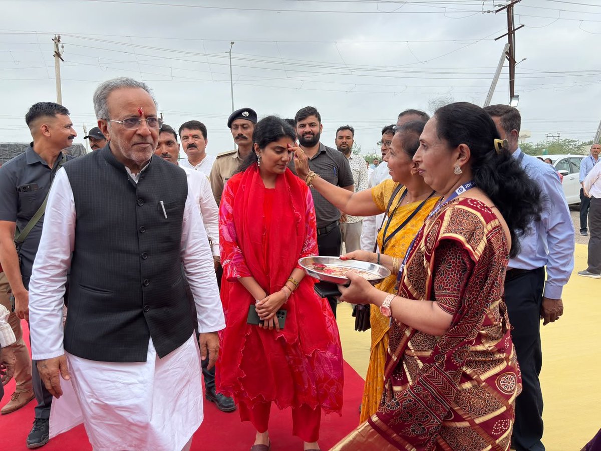 Rivaba4BJP's tweet photo. ‘સહકારથી સમૃદ્ધિ’ના પ્રણેતા, કેન્દ્રીય ગૃહ અને સહકાર મંત્રી માનનીય શ્રી @AmitShah જી તેમજ ગુજરાતના માનનીય મુખ્યમંત્રી શ્રી @Bhupendrapbjp જીની વર્ચ્યુઅલ ઉપસ્થિતિમાં જામનગર ડિસ્ટ્રિક્ટ કો-ઓપરેટિવ બેંક લિ.ની નવનિર્મિત મુખ્ય કચેરી ‘સહકાર ભવન’ના લોકાર્પણ સમારોહમાં(1/3) https://t.co/jgzHl9mVOu