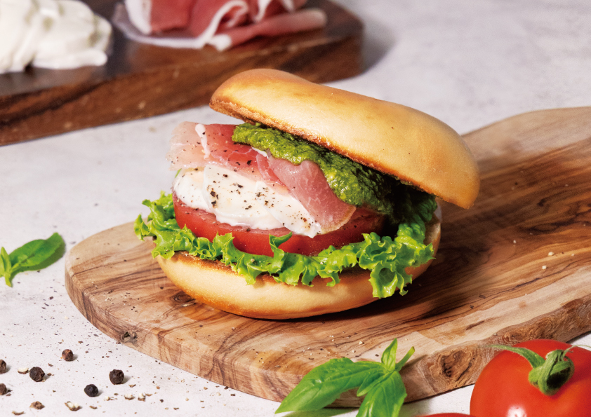 bagelbagel_dc's tweet photo. 季節限定商品情報🥯8/5～販売開始！

【生ハムと北海道モッツアレラのバジルソース】
生ハムとフレッシュな北海道十勝産生モッツアレラチーズを香り高い本格バジルソースで合わせたサンドイッチで❤💚💛

※一部カフェ店のみでの販売です https://t.co/pEPzZN3eEG