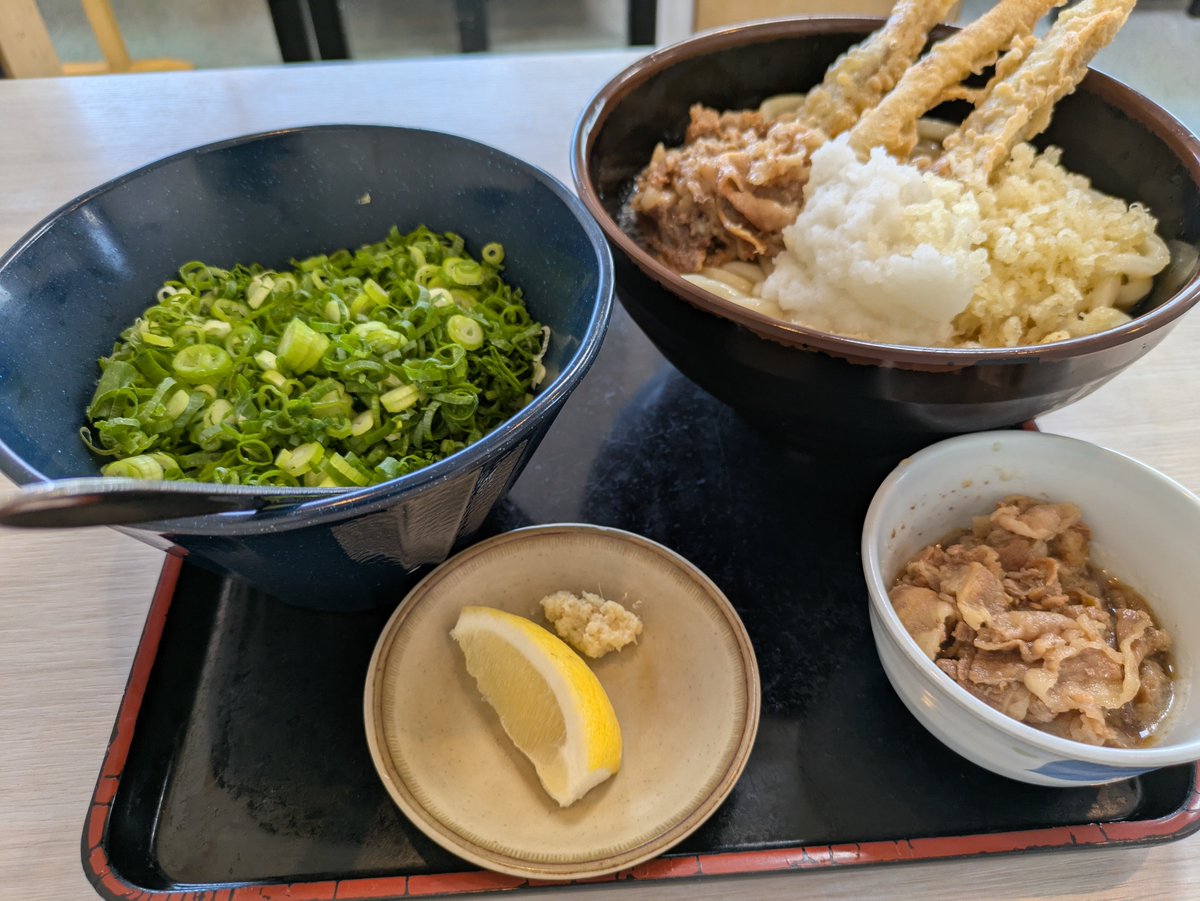 nabeeti1002's tweet photo. 今日は仕事でいっぱい働いたから、お腹ぺこぺこ！

大盛りうどん食べちゃお〜 https://t.co/uCPNn8QQL4
