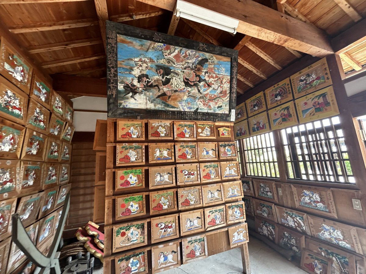 hiroshixhasuki's tweet photo. 葛城地方には古くからの風習で子どもが産まれた際に氏子が絵馬を奉納する文化がある。

大絵馬もあり海積神社に珍しい題材『御大典之圖』が確認された。
今回は海積神社、長尾神社。
絵馬の風習も廃れつつあるが大切な伝統を現在も続けれらる活動もあるようで観心。 https://t.co/byBeGPVGT3