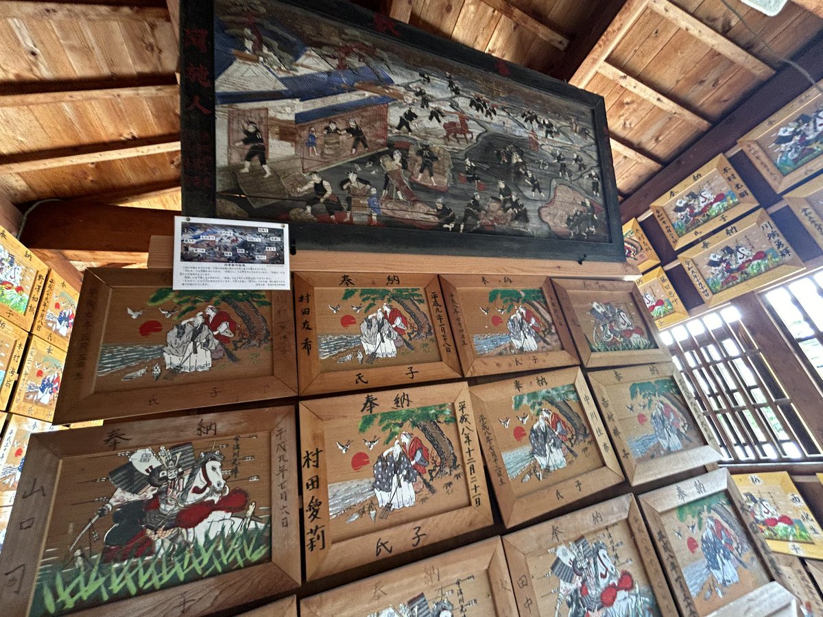 hiroshixhasuki's tweet photo. 葛城地方には古くからの風習で子どもが産まれた際に氏子が絵馬を奉納する文化がある。

大絵馬もあり海積神社に珍しい題材『御大典之圖』が確認された。
今回は海積神社、長尾神社。
絵馬の風習も廃れつつあるが大切な伝統を現在も続けれらる活動もあるようで観心。 https://t.co/byBeGPVGT3