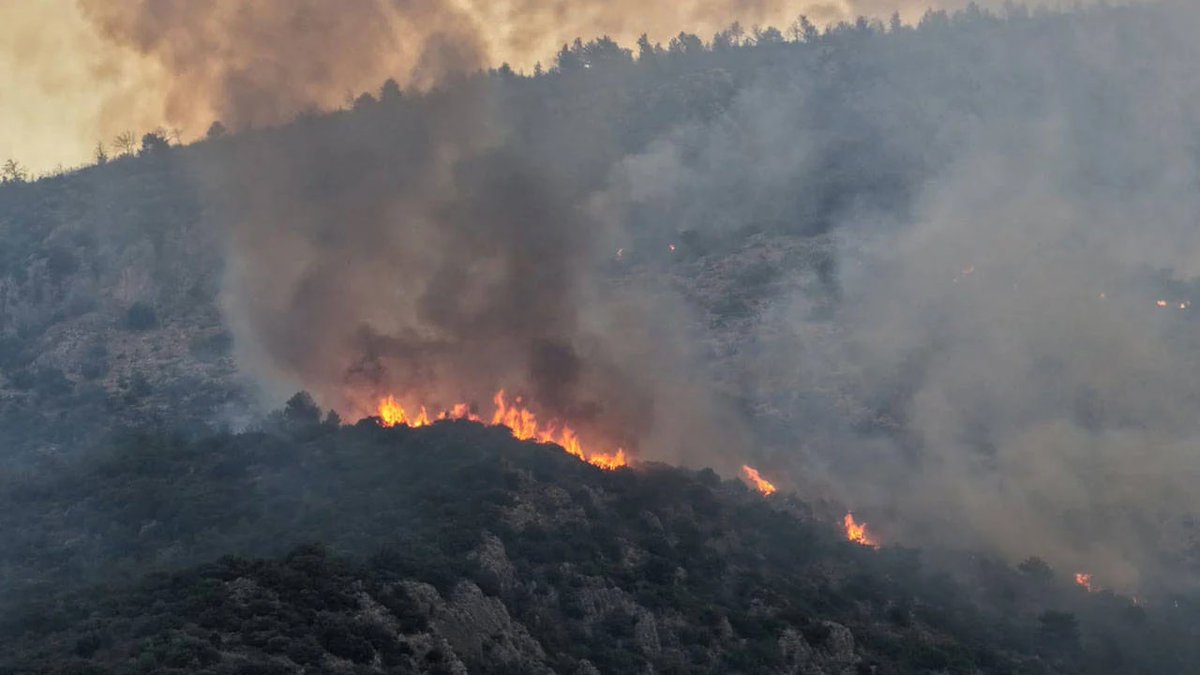 erdincorencik's tweet photo. Kaş'taki orman yangını, ülkemizin doğal zenginliklerini tehdit eden bir felaket. Zafer Partisi olarak, ormanlarımızı koruyacak etkin politikalar geliştirip uygulamaya hazırız. Sürdürülebilir yeşil dönüşüm projelerimizle ülkemizin doğal kaynaklarını güvence altına alacağız. @zaferpartisi @umitozdag