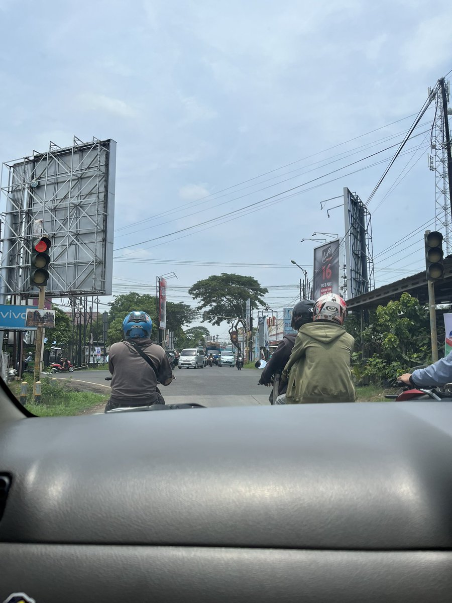 amaraaaash's tweet photo. red light. https://t.co/NpHuEbnlon