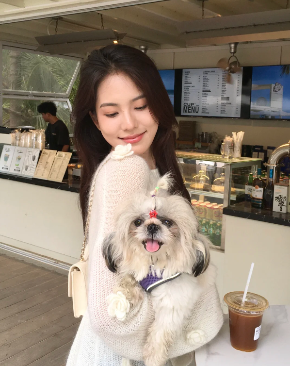 Lym219030's tweet photo. A day spent out for coffee with my little one. A simple yet fulfilling afternoon—that's how happiness comes about! https://t.co/OOoHZkPvkr
