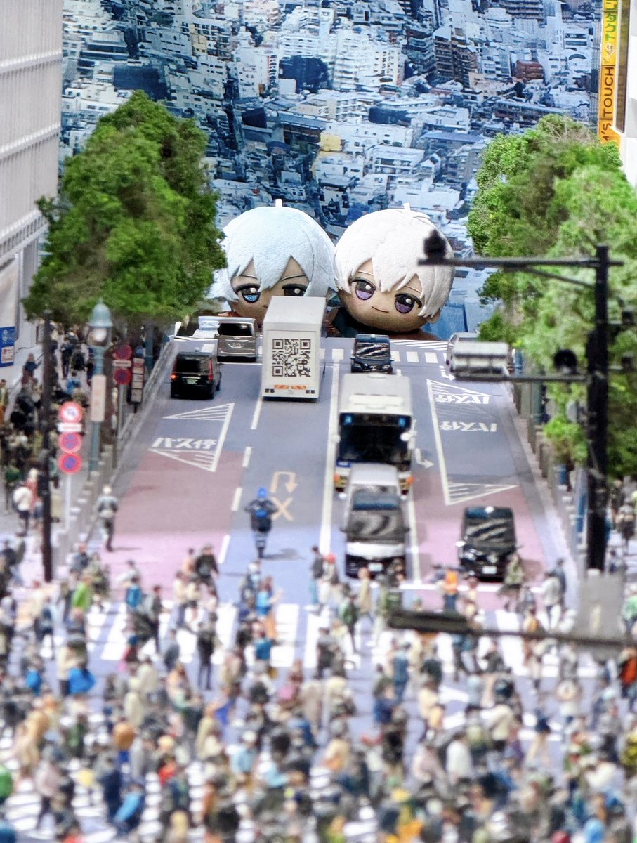geshi_bi's tweet photo. スモールワールズで撮った渋谷に出現する巨大めぞ https://t.co/Bz1pmiDygw
