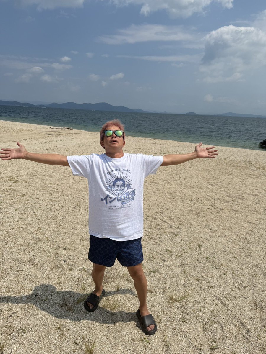 keibalab's tweet photo. 【元祖・インは近道】
こちらは本日の岩田康誠騎手。息子の岩田望来騎手が3日前、関屋記念でイン突きして勝利。

なおこちらの素敵な浜辺はハワイでも沖縄でもなく琵琶湖です。おろしたてのTシャツを着て華麗なポーズ。
#岩田康誠 #インは近道 #琵琶湖
https://t.co/VZxt0pXwzE https://t.co/A9f41S6CJ7