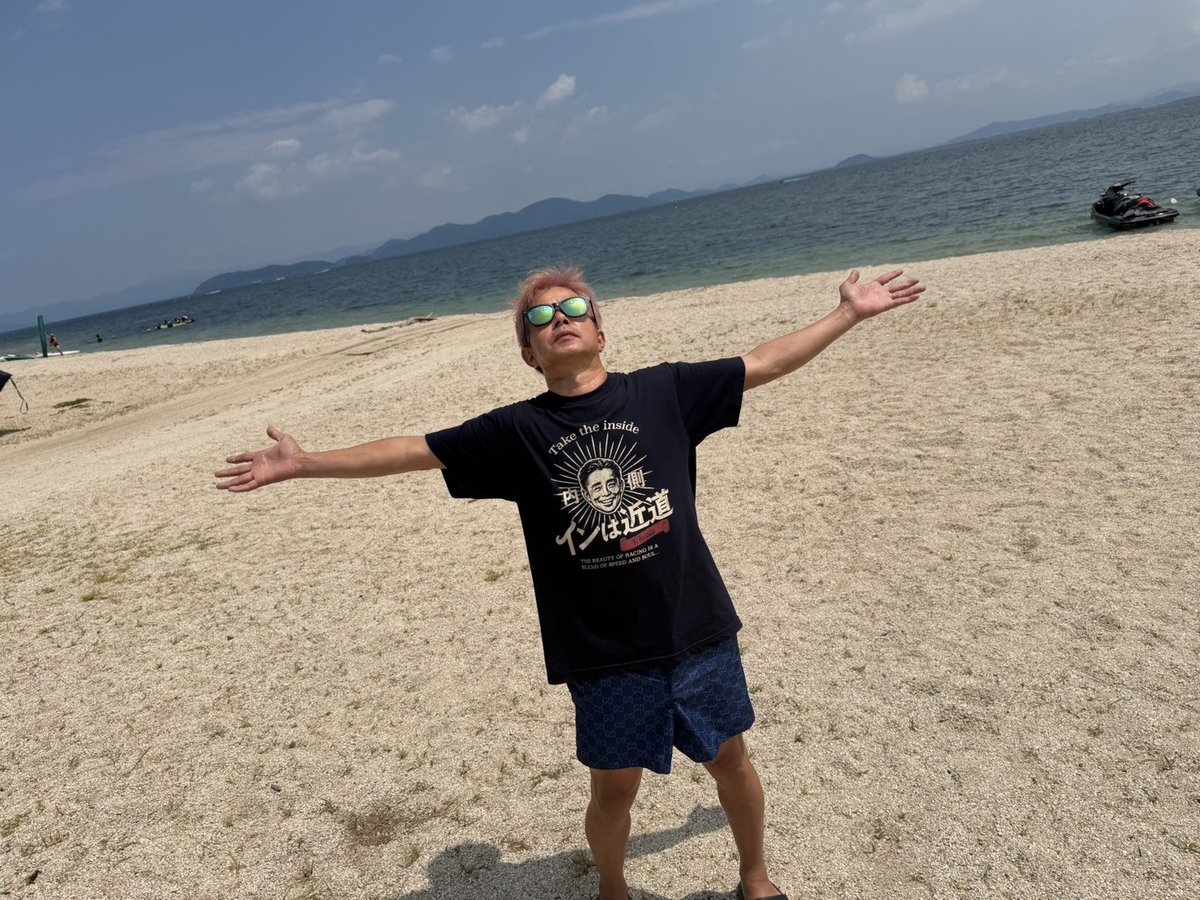 keibalab's tweet photo. 【元祖・インは近道】
こちらは本日の岩田康誠騎手。息子の岩田望来騎手が3日前、関屋記念でイン突きして勝利。

なおこちらの素敵な浜辺はハワイでも沖縄でもなく琵琶湖です。おろしたてのTシャツを着て華麗なポーズ。
#岩田康誠 #インは近道 #琵琶湖
https://t.co/VZxt0pXwzE https://t.co/A9f41S6CJ7