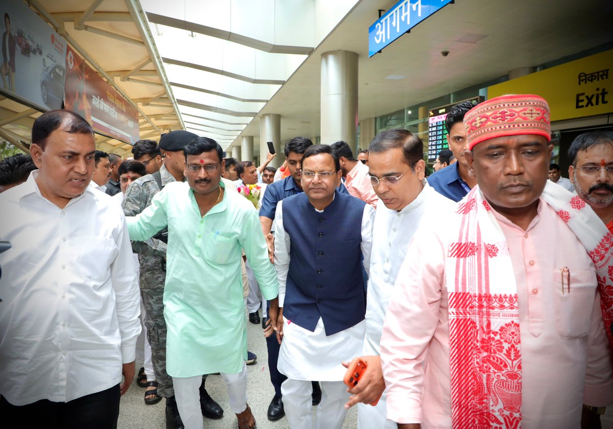mppchaudhary's tweet photo. उत्तर प्रदेश के माननीय उपमुख्यमंत्री श्री ब्रजेश पाठक जी के साथ वाराणसी के लाल बहादुर शास्त्री अंतरराष्ट्रीय एयरपोर्ट आगमन पर पार्टी कार्यकर्ताओं एवं स्नेहीजनों द्वारा भव्य एवं आत्मीय स्वागत किया गया।

इस दौरान भाजपा प्रदेश महामंत्री श्री दिलीप पटेल जी, काशी क्षेत्र के क्षेत्रीय अध्यक्ष श्री अशोक चौरसिया जी, जिला अध्यक्ष श्री राम सकल पटेल जी, श्री सुरेंद्र प्रताप सिंह जी, श्री अरविन्द कुमार सिंह जी, श्री शैलेन्द्र किशोर पांडेय जी, श्री लाल बहादुर पटेल जी, श्री सुरेश सिंह जी, श्री उत्तम ओझा जी, श्री कुमार सिद्धार्थ जी, श्री सत्यम तिवारी जी सहित सम्मानित पदाधिकारीगण एवं देवतुल्य कार्यकर्ता उपस्थित रहे।
#UPWITHPANKAJCHAUDHARY 
#BrijeshPathak 
#VaranasiVisit 
@brajeshpathakup @BJP4UP
