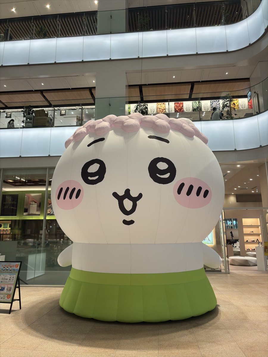 NatsuXxv's tweet photo. KITTEの5mちいかわ見てきた！
今からちいかわベーカリー🥐行ってきます(*˙꒳˙*)‧⁺✧︎* https://t.co/wIznTKxUkR