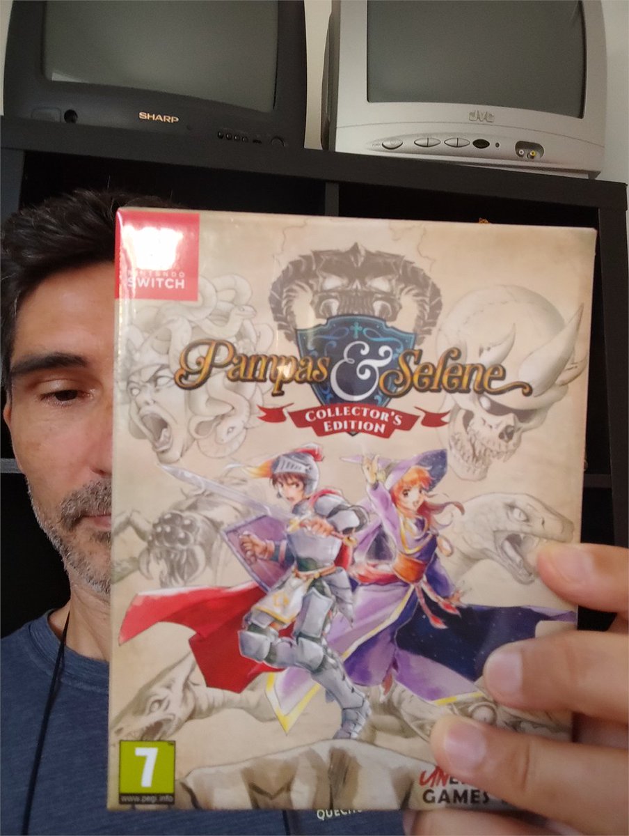 unepic_fran's tweet photo. Mirad qué tengo en mis gastadas manos de tanto teclear.
Si os fijáis, el fondo está especialmente diseñado para que cuando agarres la caja, parezca que algún boss te muerda un dedo. Es una nueva tendencia llamada "Bite Design". https://t.co/Ssd9f40wBa