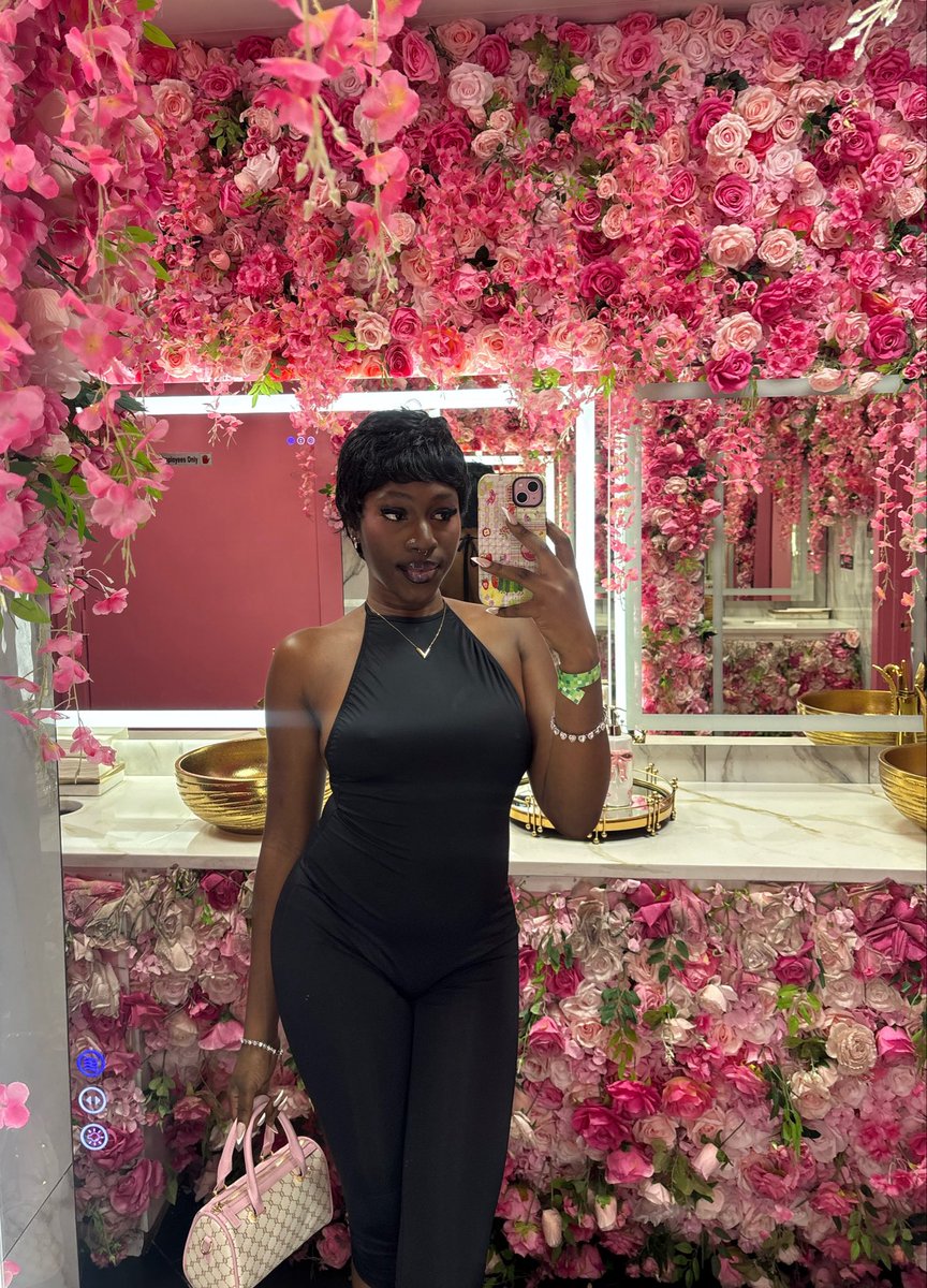 n0manazx2's tweet photo. mirror mirror on the wall 💐 https://t.co/zFONXtz0HY