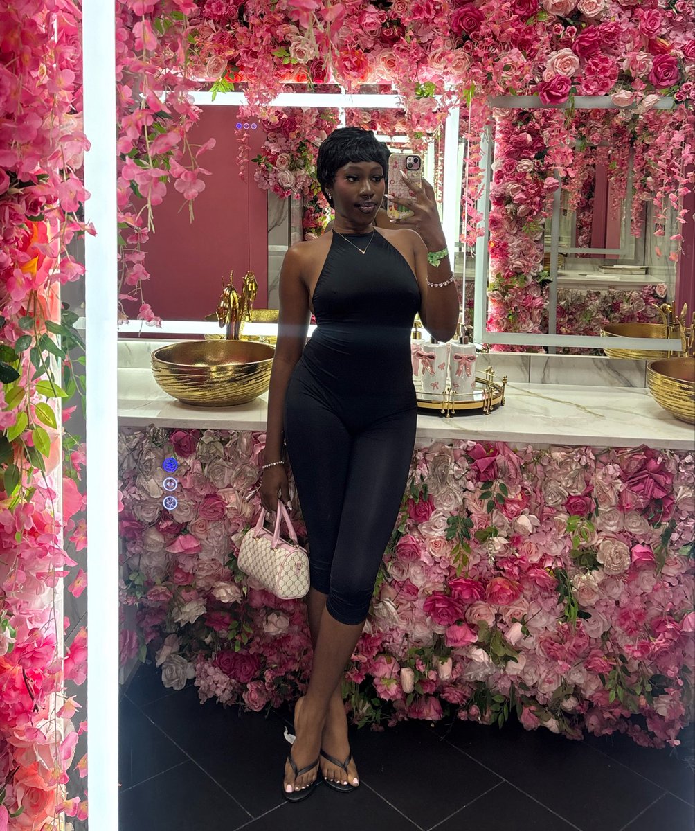 n0manazx2's tweet photo. mirror mirror on the wall 💐 https://t.co/zFONXtz0HY