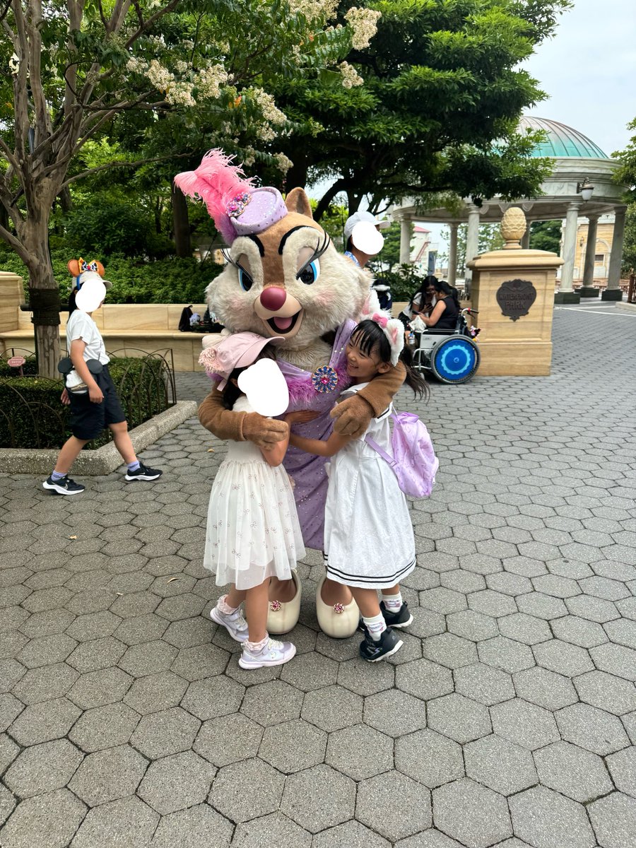 Fujiko0620's tweet photo. こっちはハグOKだった。やはり格差社会… https://t.co/mMLEMHcQPn