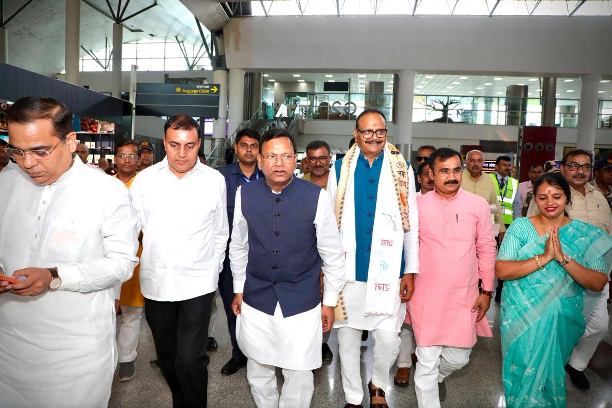 mppchaudhary's tweet photo. उत्तर प्रदेश के माननीय उपमुख्यमंत्री श्री ब्रजेश पाठक जी के साथ वाराणसी के लाल बहादुर शास्त्री अंतरराष्ट्रीय एयरपोर्ट आगमन पर पार्टी कार्यकर्ताओं एवं स्नेहीजनों द्वारा भव्य एवं आत्मीय स्वागत किया गया।

इस दौरान भाजपा प्रदेश महामंत्री श्री दिलीप पटेल जी, काशी क्षेत्र के क्षेत्रीय अध्यक्ष श्री अशोक चौरसिया जी, जिला अध्यक्ष श्री राम सकल पटेल जी, श्री सुरेंद्र प्रताप सिंह जी, श्री अरविन्द कुमार सिंह जी, श्री शैलेन्द्र किशोर पांडेय जी, श्री लाल बहादुर पटेल जी, श्री सुरेश सिंह जी, श्री उत्तम ओझा जी, श्री कुमार सिद्धार्थ जी, श्री सत्यम तिवारी जी सहित सम्मानित पदाधिकारीगण एवं देवतुल्य कार्यकर्ता उपस्थित रहे।
#UPWITHPANKAJCHAUDHARY 
#BrijeshPathak 
#VaranasiVisit 
@brajeshpathakup @BJP4UP