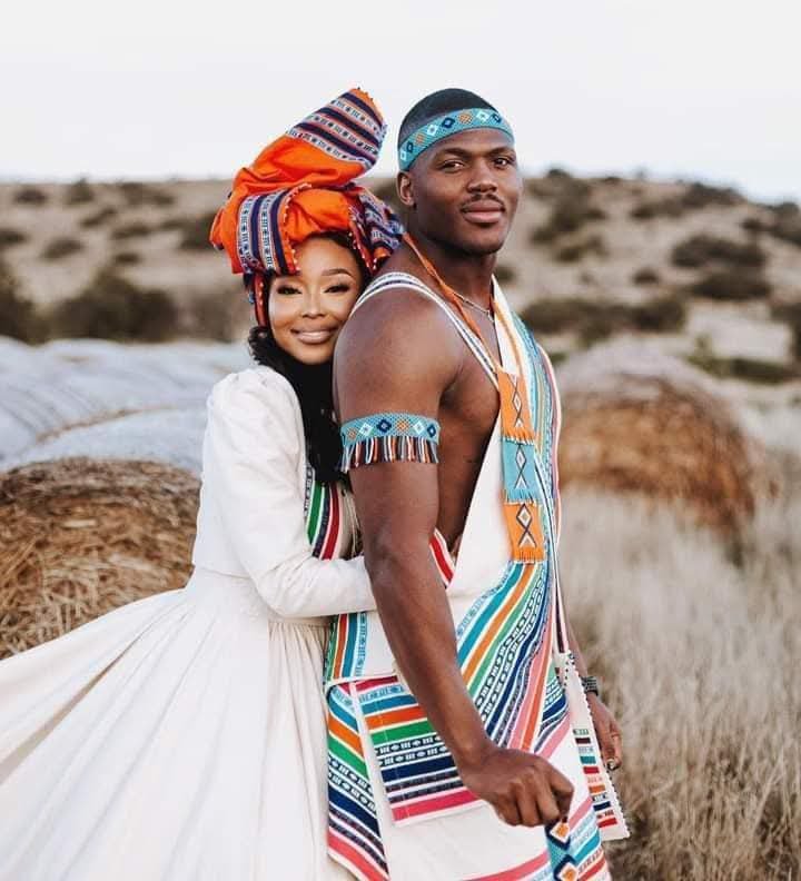 LukhanyoKwenene's tweet photo. Three years ago on this day, I had the privilege of witnessing my cousin brother Hacjivah Dayimani marry the love of his life, my gorgeous sister-in-law Busi Dayimani . ❤️💍
Happy 3rd wedding anniversary, love birds!!!
#happyanniversary #lovewins #phili https://t.co/3oZvyfhmJX