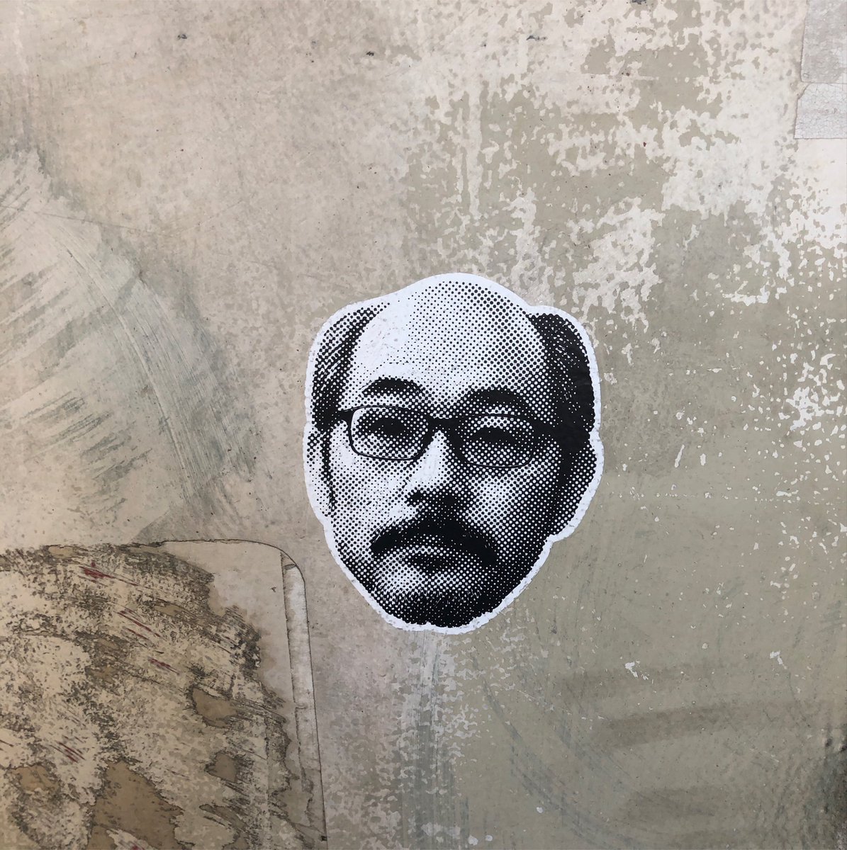 vasso_niel's tweet photo. 私、街中のステッカーを見ながら歩くの好きなんですけど、ここ最近よくお見かけするこの人。どなたかご存知の方いらっしゃいますか？ https://t.co/KS3Sdu0Bpq