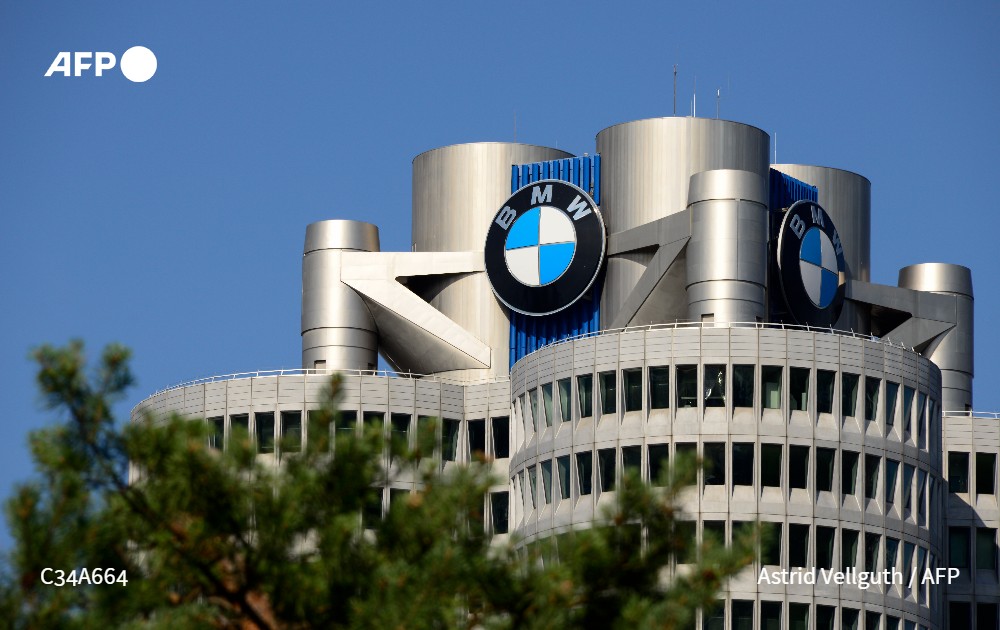 AFPespanol's tweet photo. El fabricante de automóviles de alta gama BMW ofrecerá a casi la mitad de su personal en Alemania la posibilidad de acogerse a despidos voluntarios en un intento de recortar 8.000 puestos de trabajo para finales de 2027, indica a la #AFP una fuente de la empresa https://t.co/PFO0HoWLWS